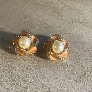 Chic Pearl and Gold Blossom clip onEarrings